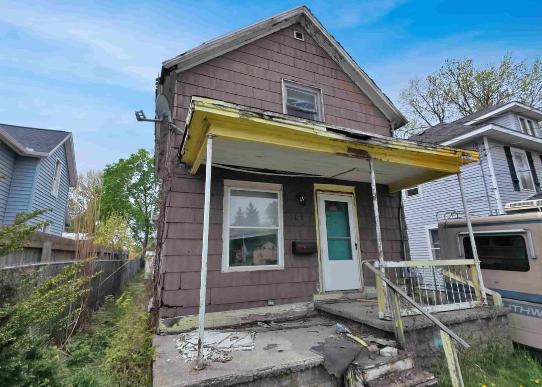 Older Mason County, MI house with worn siding that needs repairs